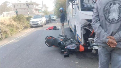 Accident In Himachal: नई टूरिस्ट बस से टकराई तेज रफ्तार बाइक! युवक ने गवाई जान, युवती गंभीर घायल