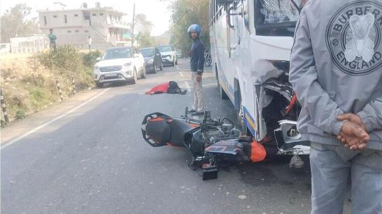 Accident In Himachal: नई टूरिस्ट बस से टकराई तेज रफ्तार बाइक! युवक ने गवाई जान, युवती गंभीर घायल