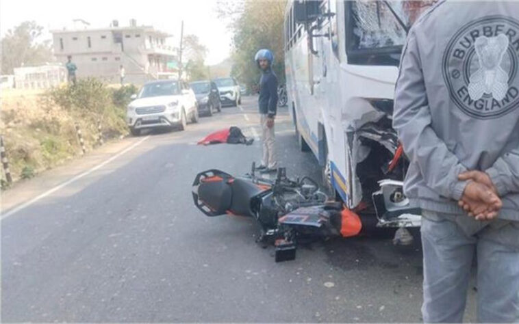 Accident In Himachal: नई टूरिस्ट बस से टकराई तेज रफ्तार बाइक! युवक ने गवाई जान, युवती गंभीर घायल