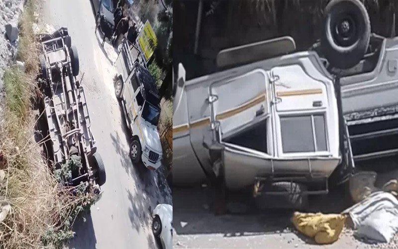 Accident In Himachal: बेकाबू होकर सड़क पर पलटी बोलेरो कैम्पर! एक ने गवाई जान, दो की हालत नाजुक