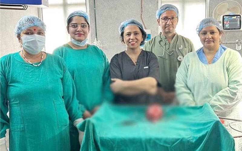 Himachal Latest News: डॉक्टरों ने जटिल ऑप्रेशन को दिया अंजाम! महिला के पेट से 1 किलो की रसौली निकाली