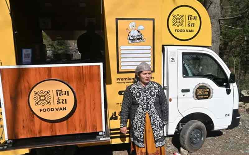 Himachal News : महिलाओं के लिए स्वरोजगार का साधन बनी फूड वैन! देश-विदेश के टूरिस्ट चख रहे पारंपरिक व्यंजन का स्वाद