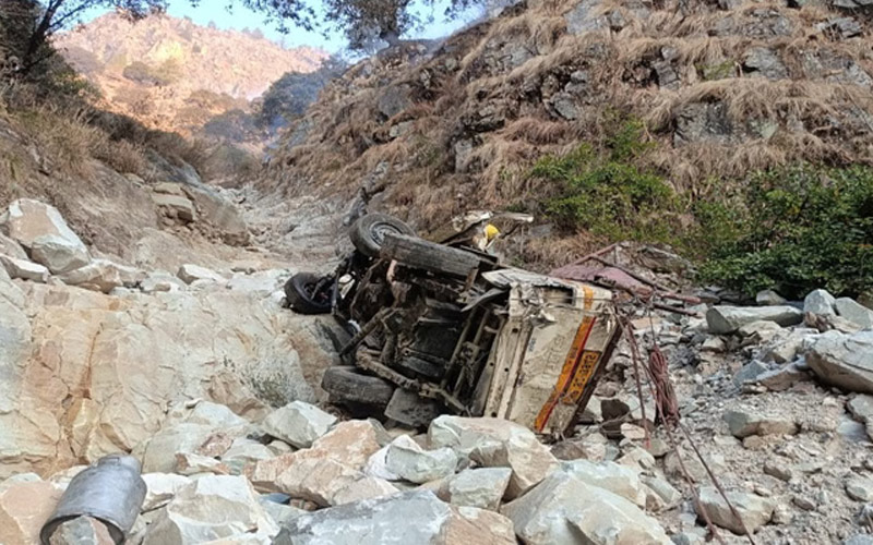 हिमाचल में भीषण सड़क हादसा: खाई में गिरी बोलेरो कैंपर! 3 की मौत, दो की हालत गंभीर
