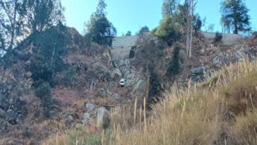 हिमाचल में भीषण सड़क हादसा: खाई में गिरी कार! चार लोगों ने तोड़ा दम, एक की हालत गंभीर