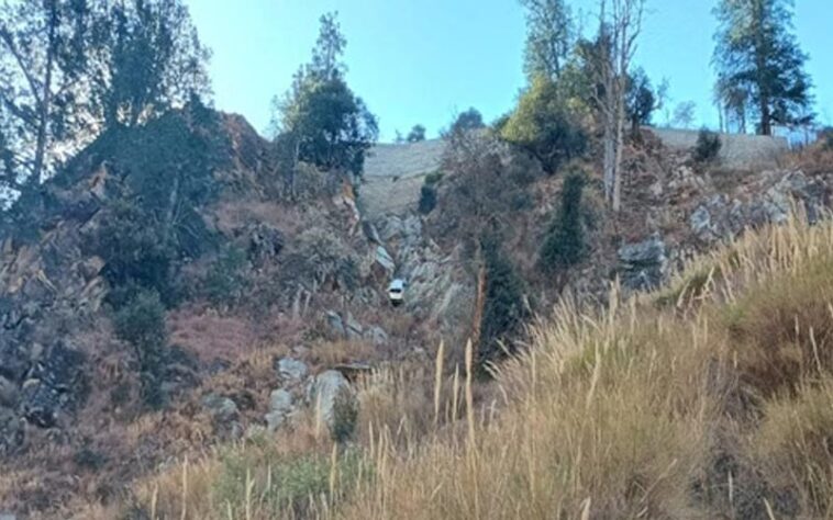 हिमाचल में भीषण सड़क हादसा: खाई में गिरी कार! चार लोगों ने तोड़ा दम, एक की हालत गंभीर