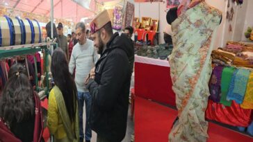 Shivratri Festival: शिवरात्रि महोत्सव की प्रदर्शनी में लोगों को आकर्षित कर रही रेशम उत्पादन से जुड़ी रोचक सामग्री