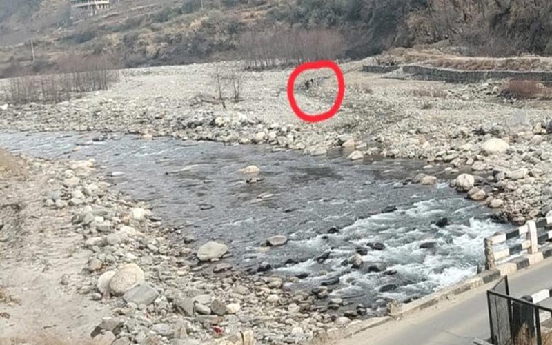 Himachal News Alert: व्यक्ति की ह**त्या कर नदी किनारे फेंका शव! रात को दोस्तों के साथ पी थी शराब