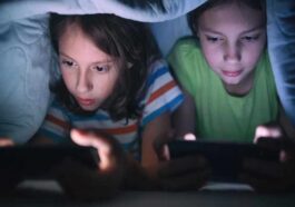 Mobile Addiction: बच्चा है मोबाइल एडिक्शन का शिकार तो हो जाएं सावधान! हो रहीं ये बीमारियां, यह तरिके अपनाकर छुड़ाए लत