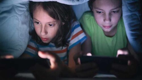 Mobile Addiction: बच्चा है मोबाइल एडिक्शन का शिकार तो हो जाएं सावधान! हो रहीं ये बीमारियां, यह तरिके अपनाकर छुड़ाए लत