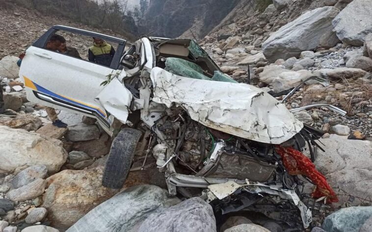 Accident In Himachal: सवारियों को छोड़कर वापिस लौट रहा था चालक! तभी खड्ड में गिरी टैक्सी, चालक की मौ*त Accident In Himachal: सवारियों को छोड़कर वापिस लौट रहा था चालक! तभी खड्ड में गिरी टैक्सी, चालक की मौ*त