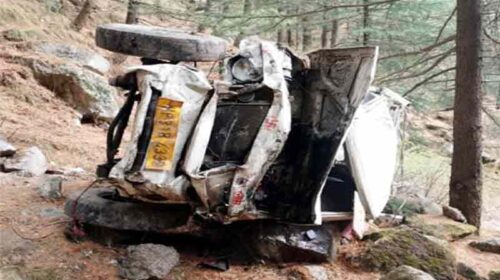 Accident In Himachal: परिवार कर रहा था इंतजार तभी घर से कुछ ही दूरी पर गहरी खाई में लुढ़की पिकअप! चालक ने गवाई जान