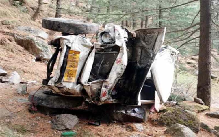 Accident In Himachal: परिवार कर रहा था इंतजार तभी घर से कुछ ही दूरी पर गहरी खाई में लुढ़की पिकअप! चालक ने गवाई जान