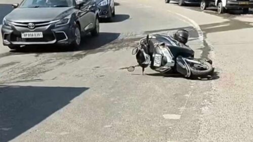 Accident In Himachal: बेकाबू ट्रक ने स्कूटी को मारी टक्कर! 11 साल के बच्चे ने तोड़ा दम, पिता और बहन घायल Accident In Himachal: बेकाबू ट्रक ने स्कूटी को मारी टक्कर! 11 साल के बच्चे ने तोड़ा दम, पिता और बहन घायल