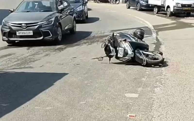 Accident In Himachal: बेकाबू ट्रक ने स्कूटी को मारी टक्कर! 11 साल के बच्चे ने तोड़ा दम, पिता और बहन घायल