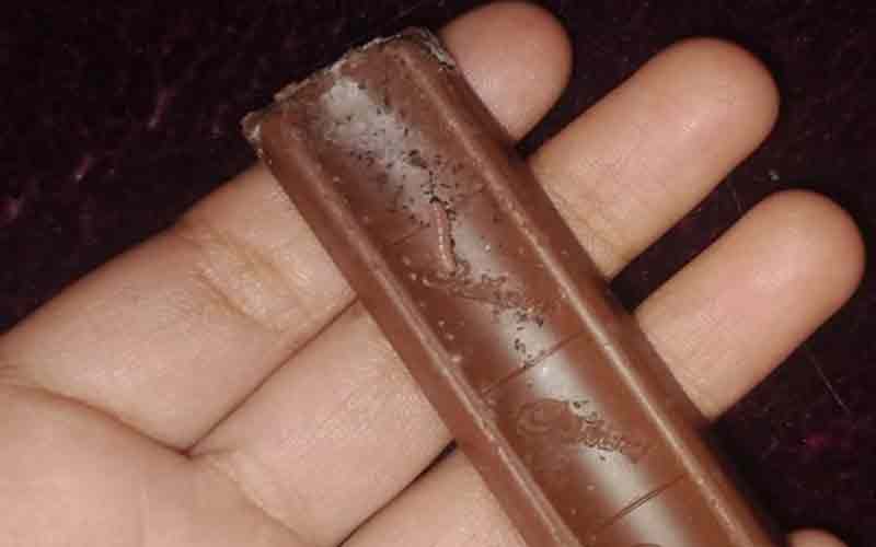 Himachal News: हिमाचल में चॉकलेट का रैपर खोलते ही रेंगता हुआ मिला कीड़ा! अंडे भी मौजूद, हर कोई हैरान