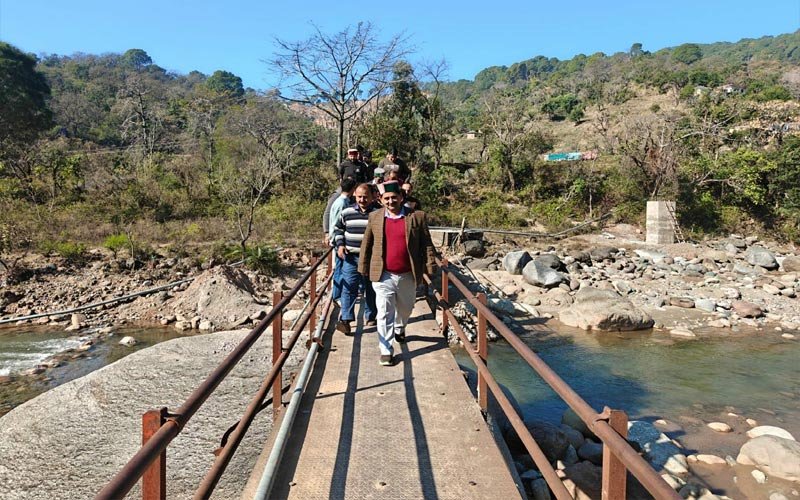 HP News: काॅल पर ग्रामीणों ने सीएम से लगाई थी फरियाद! अब मिला नया फुटब्रिज, बरसात में बहा था….