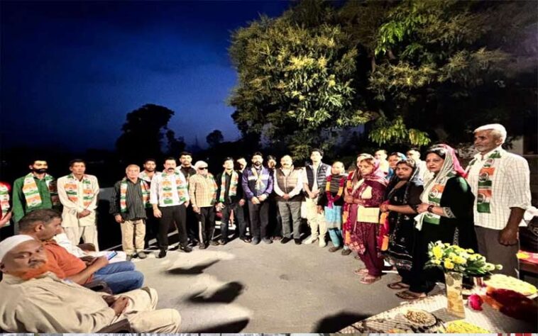 Paonta Sahib: पूर्व विधायक किरनेश जंग के दौरे में 13 परिवार कांग्रेस में शामिल! बीजेपी को झटका