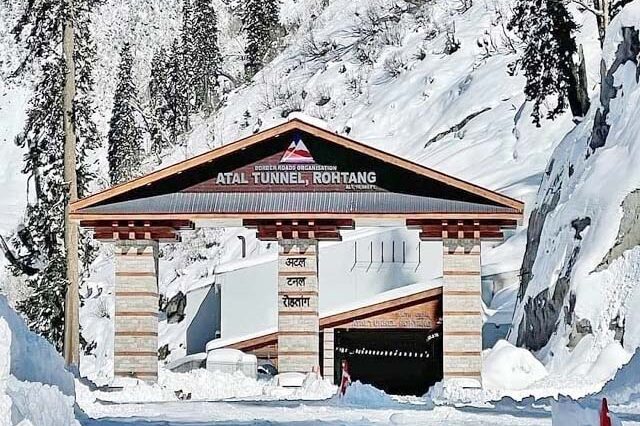 अटल टनल के पास बढ़ा खतरा: गर्मी से ढीली हो रही बर्फ, पहाड़ खिसकने की आशंका; प्रशासन की सख्त एडवाइजरी