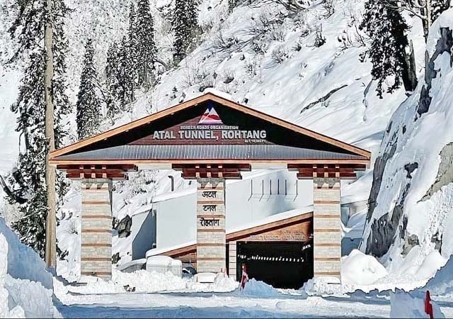 अटल टनल के पास बढ़ा खतरा: गर्मी से ढीली हो रही बर्फ, पहाड़ खिसकने की आशंका; प्रशासन की सख्त एडवाइजरी