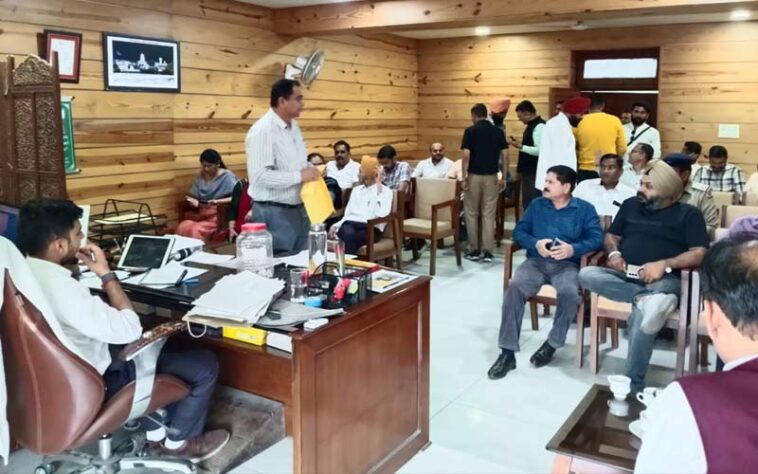 Paonta Sahib: लॉट प्रक्रिया से नप पांवटा साहिब के 5 वार्ड महिलाओं के लिए आरक्षित- एसडीएम द्विज गोयल