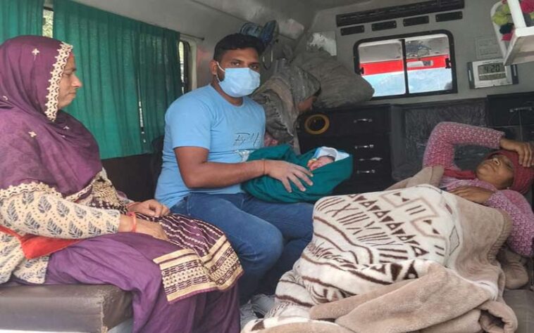 Himachal Latest News: 108 एम्बुलेंस में गूंजी किलकारी! ईएमटी और पायलट ने करवाई सुरक्षित डिलीवरी, महिला ने बच्ची को दिया जन्म