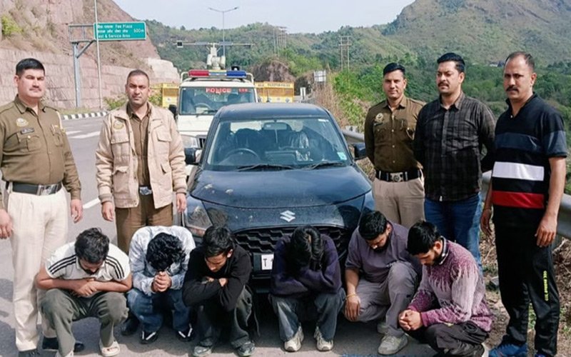 Himachal Crime News: गाड़ी की सीट के नीचे छुपाई थी चरस की बड़ी खेप! पुलिस ने ऐसे पकड़ी, 6 तस्कर काबू