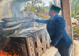 दुखद: असम राइफल्स के जेसीओ स्व. चंद्र प्रकाश को नम आंखों से दी अंतिम विदाई! विधायक केवल सिंह पठानिया ने दी श्रद्धांजलि