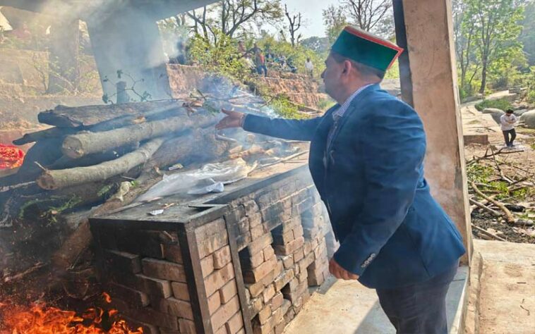 दुखद: असम राइफल्स के जेसीओ स्व. चंद्र प्रकाश को नम आंखों से दी अंतिम विदाई! विधायक केवल सिंह पठानिया ने दी श्रद्धांजलि