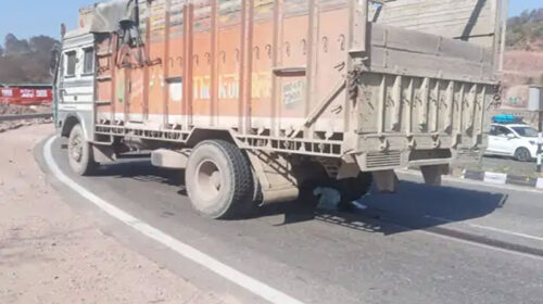 Himachal Road Accident: ट्रक के नीचे आई बाइक! श्रद्धालु ने तोड़ा दम, दूसरे की हालत नाजुक
