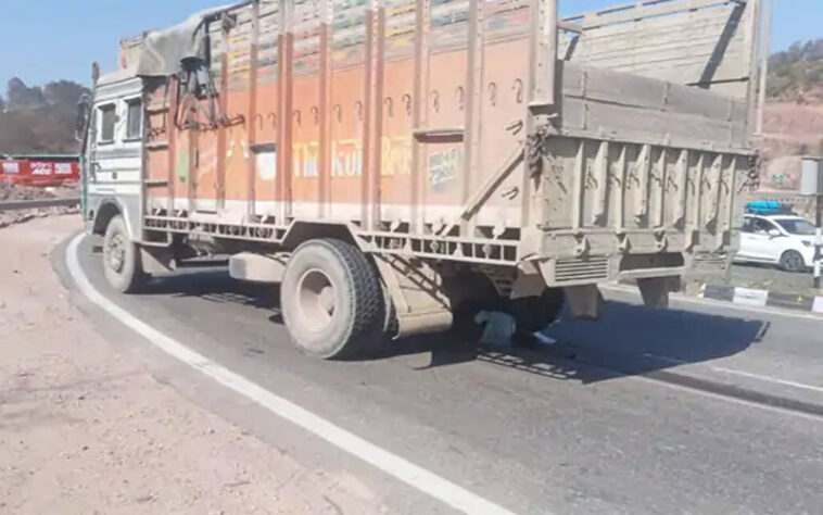 Himachal Road Accident: ट्रक के नीचे आई बाइक! श्रद्धालु ने तोड़ा दम, दूसरे की हालत नाजुक