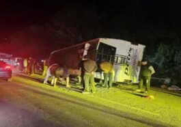 HP Bus Accident: सड़क पर पलटी श्रद्धालुओं से भरी बस! एक ने तोड़ा दम तो हादसे में कई घायल