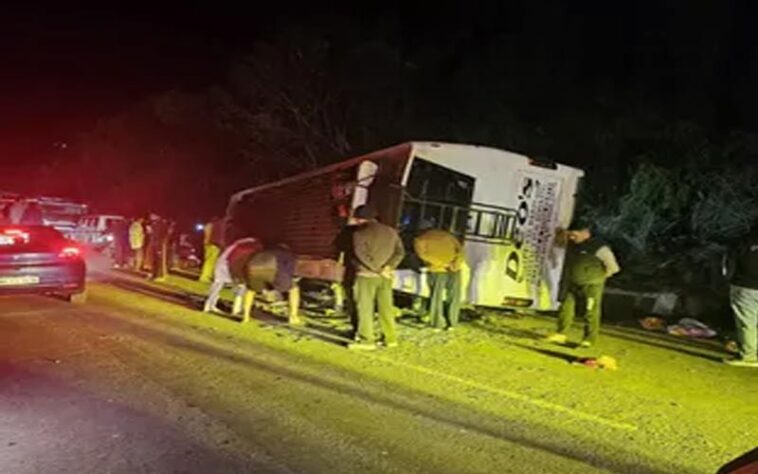 HP Bus Accident: सड़क पर पलटी श्रद्धालुओं से भरी बस! एक ने तोड़ा दम तो हादसे में कई घायल