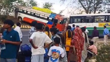Bus Accident: क्रैश बैरियर को तोड़ते हुए पहाड़ी से टकराई बस! मची चीख-पुकार, 35 श्रद्धालु थे सवार