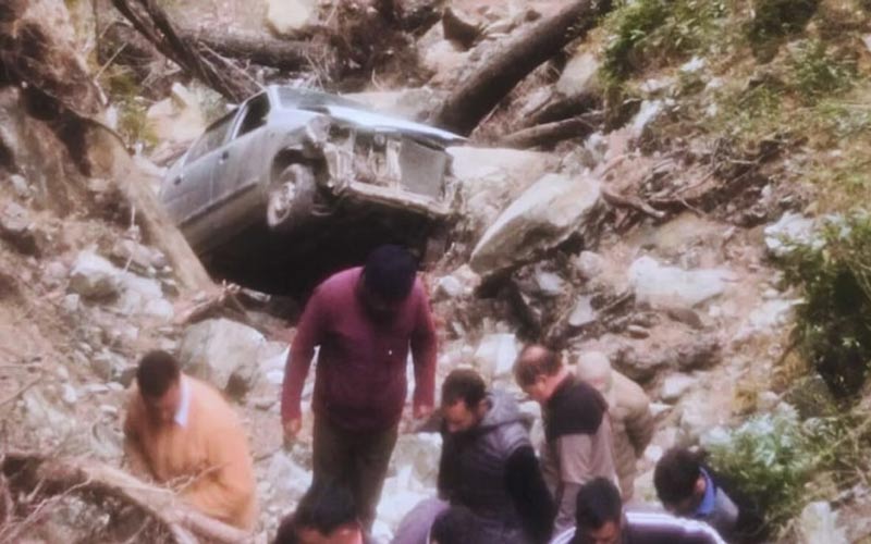 हिमाचल में दर्दनाक हादसा: गहरी खाई में लुढ़की कार! चालक ने मौके पर गवाई जान, क्षेत्र में शोक की लहर