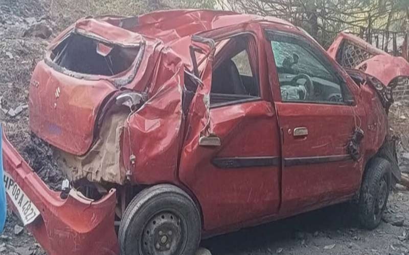 Accident In Himachal: सड़क से लुढ़कती हुई खाई में गिरी कार! उड़े परखच्चे, चालक ने गवाई जान