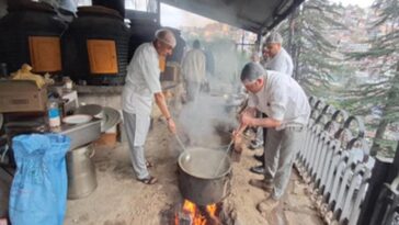 LPG Crisis: हिमाचल में कमर्शियल गैस सिलेंडर की किल्लत! लौट आया पारंपरिक चूल्हे का दौर, लकड़ी की आग पर पक रहा खाना