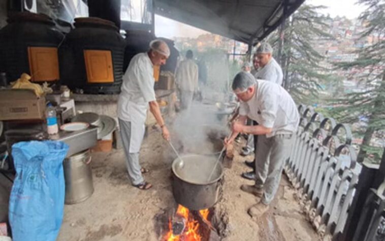 LPG Crisis: हिमाचल में कमर्शियल गैस सिलेंडर की किल्लत! लौट आया पारंपरिक चूल्हे का दौर, लकड़ी की आग पर पक रहा खाना