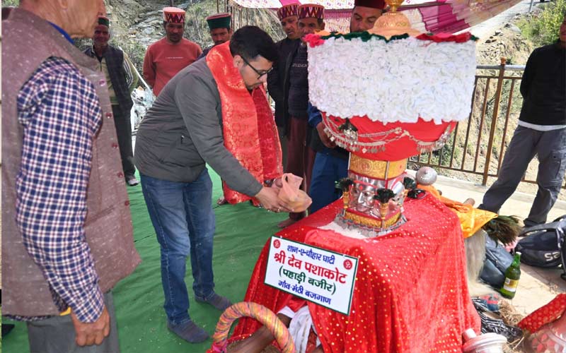 Himachal News Update: देव श्री हुरंग नारायण व देव श्री पशाकोट को दिया लघु शिवरात्रि में शामिल होने का निमंत्रण