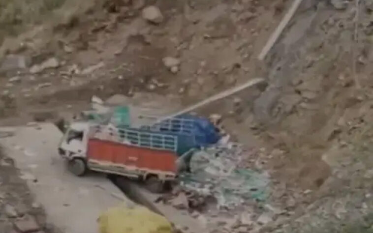 Accident In Himachal: पहले गाड़ियों को मारी टक्कर! फिर गहरी खाई में लुढ़का बेकाबू ट्रक, चालक ने गवाई जान