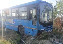 Bus Accident: बेकाबू हुई एचआरटीसी बस! खेतों में जा घुसी, हादसे के वक्त 25 यात्री थे सवार