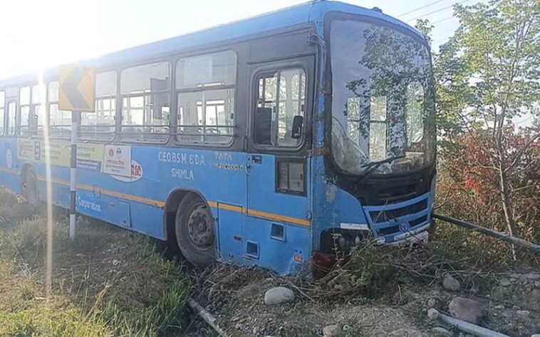 Bus Accident: बेकाबू हुई एचआरटीसी बस! खेतों में जा घुसी, हादसे के वक्त 25 यात्री थे सवार Bus Accident: बेकाबू हुई एचआरटीसी बस! खेतों में जा घुसी, हादसे के वक्त 25 यात्री थे सवार