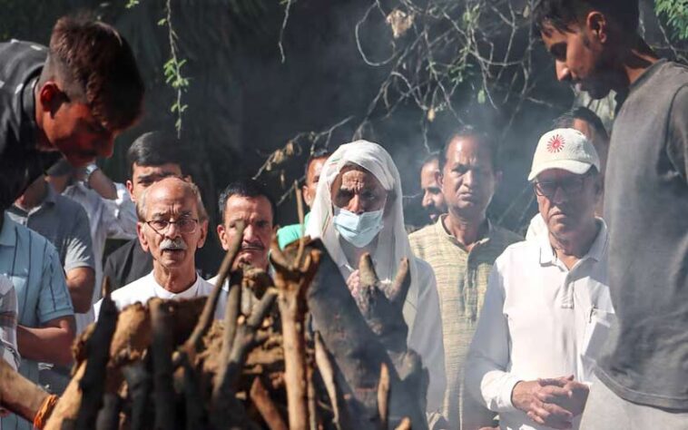 Harish Rana Death: हरीश राणा की अस्थियां गंगा में विसर्जित! हिमाचल पहुंचा परिवार, पैतृक गांव में होगी तेरहवीं Harish Rana Death: हरीश राणा की अस्थियां गंगा में विसर्जित! हिमाचल पहुंचा परिवार, पैतृक गांव में होगी तेरहवीं