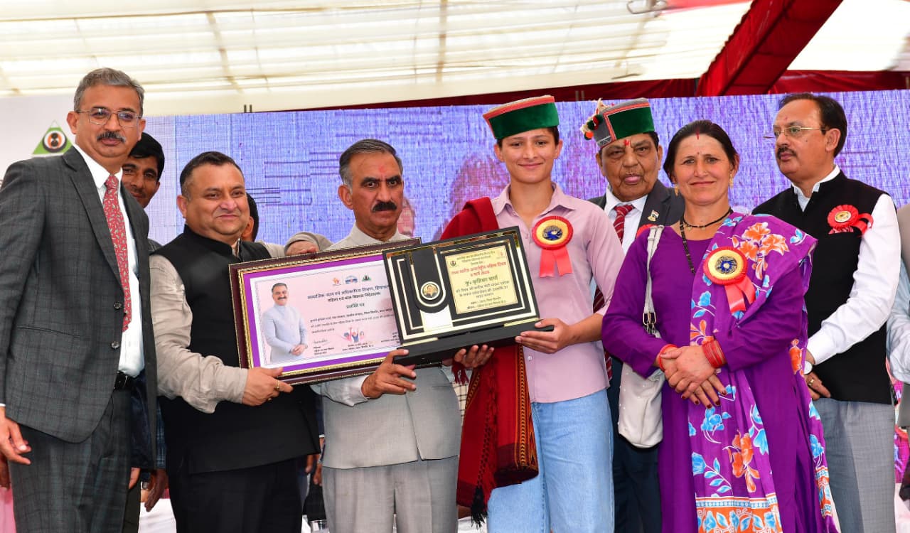 एवरेस्ट विजेता कृतिका शर्मा सहित कई महिलाओं को सीएम सुक्खू ने किया सम्मानित, महिला दिवस पर बांटी प्रोत्साहन राशि