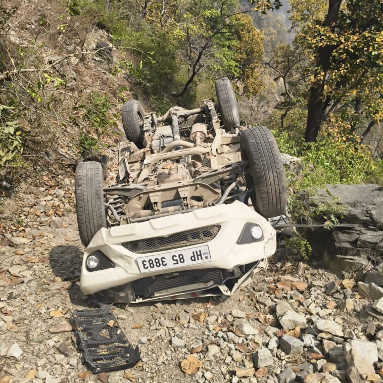 NH-707 पर बोलेरो दुर्घटनाग्रस्त: कॉलेज के छात्र-छात्राएं घायल, दो लड़कियों की हालत गंभीर