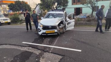 शिमला-मटौर हाईवे पर रफ्तार का कहर: आमने-सामने भिड़ीं दो कारें, तीन लोग घायल