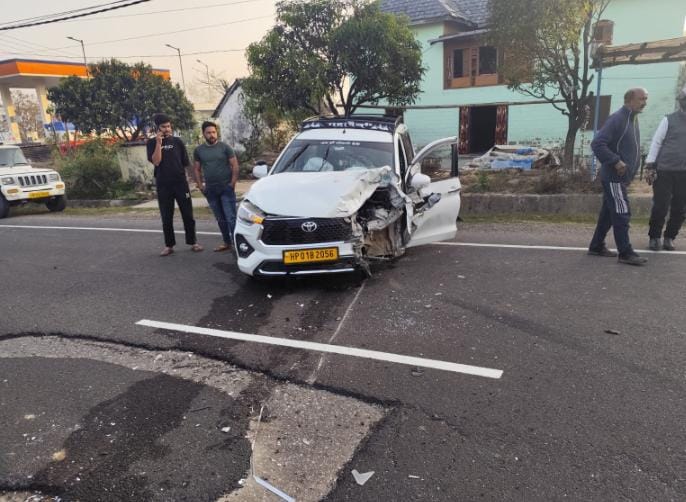 शिमला-मटौर हाईवे पर रफ्तार का कहर: आमने-सामने भिड़ीं दो कारें, तीन लोग घायल शिमला-मटौर हाईवे पर रफ्तार का कहर: आमने-सामने भिड़ीं दो कारें, तीन लोग घायल