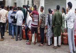 LPG Crisis: देश में एलपीजी की भारी किल्लत! गैस एजेंसियों पर लंबी लाइनें, 950 की जगह 3500 रुपए में मिल रहा घरेलू गैस सिलेंडर