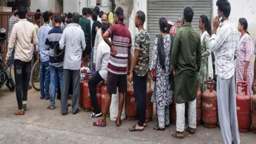 LPG Crisis: देश में एलपीजी की भारी किल्लत! गैस एजेंसियों पर लंबी लाइनें, 950 की जगह 3500 रुपए में मिल रहा घरेलू गैस सिलेंडर