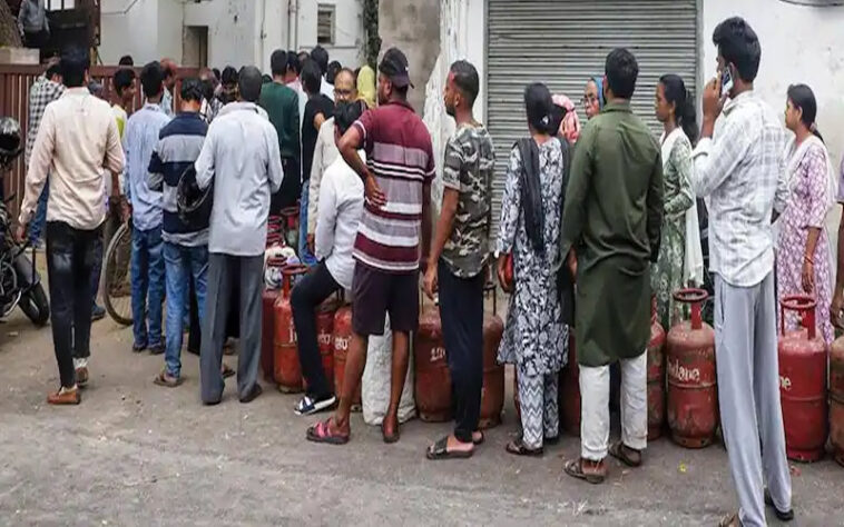 LPG Crisis: देश में एलपीजी की भारी किल्लत! गैस एजेंसियों पर लंबी लाइनें, 950 की जगह 3500 रुपए में मिल रहा घरेलू गैस सिलेंडर LPG Crisis: देश में एलपीजी की भारी किल्लत! गैस एजेंसियों पर लंबी लाइनें, 950 की जगह 3500 रुपए में मिल रहा घरेलू गैस सिलेंडर