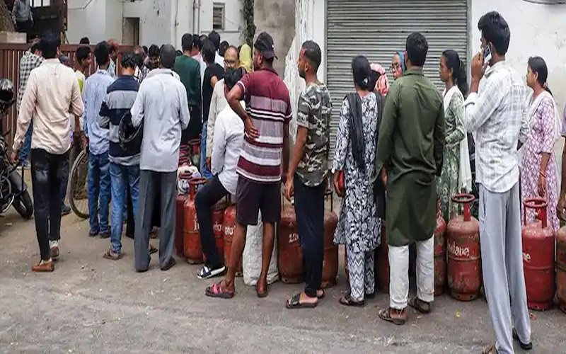 LPG Crisis: देश में एलपीजी की भारी किल्लत! गैस एजेंसियों पर लंबी लाइनें, 950 की जगह 3500 रुपए में मिल रहा घरेलू गैस सिलेंडर